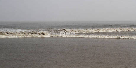 浙江海寧錢(qián)塘因超級(jí)月亮現(xiàn)壯觀交叉潮