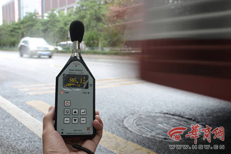 記者實(shí)地檢測(cè)廣場(chǎng)舞音響分貝 記者實(shí)地檢測(cè)廣場(chǎng)舞音響分貝