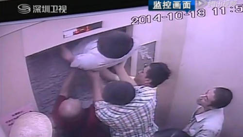 深圳11人被困電梯 眾人砸墻挖洞自救 深圳11人被困電梯 眾人砸墻挖洞自救
