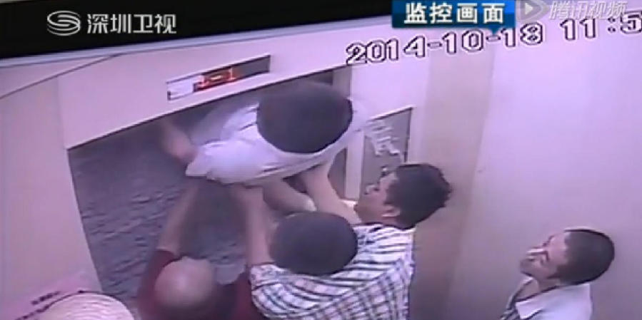 深圳11人被困電梯 眾人砸墻挖洞自救 深圳11人被困電梯 眾人砸墻挖洞自救