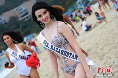 環(huán)球夫人全球總決賽上演泳裝秀 環(huán)球夫人全球總決賽上演泳裝秀