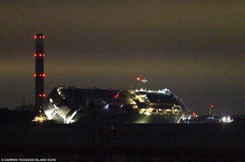 英國大型貨輪撞上堤壩側(cè)翻 英國大型貨輪撞上堤壩側(cè)翻