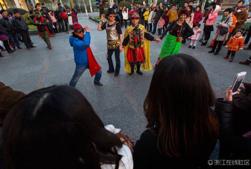 杭州老年舞蹈隊“雷人”走秀 杭州老年舞蹈隊“雷人”走秀