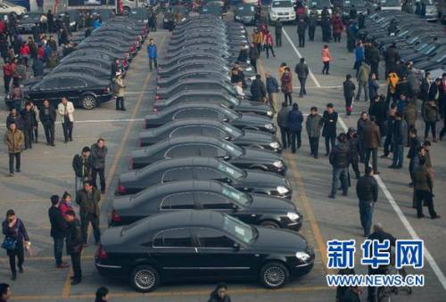 首批106輛中央公車全部溢價拍出 首批106輛中央公車全部溢價拍出