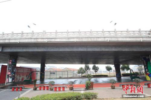 田徑場建在廊橋下 跑道球場俱全 田徑場建在廊橋下 跑道球場俱全