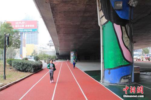 田徑場建在廊橋下 跑道球場俱全 田徑場建在廊橋下 跑道球場俱全