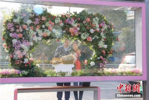 寧波“最浪漫”公交車站亮相街頭 寧波“最浪漫”公交車站亮相街頭