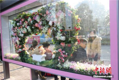 寧波“最浪漫”公交車站亮相街頭 寧波“最浪漫”公交車站亮相街頭