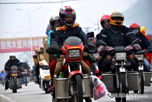 廣東封開(kāi)交警護(hù)航