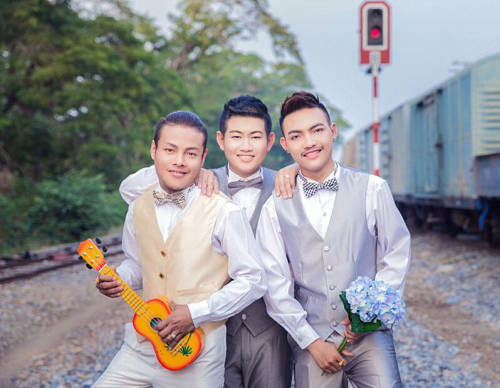 泰國(guó)3名男子喜結(jié)連理 泰國(guó)3名男子喜結(jié)連理