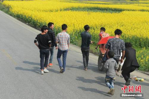 貴州90后青年拉板車(chē)接新娘