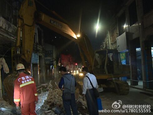 廣東一女司機(jī)逆行開(kāi)車撞塌小樓