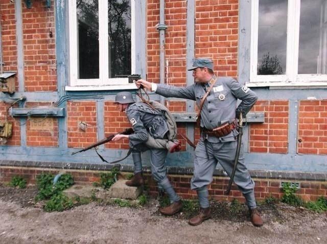 外國(guó)軍迷扮演中國(guó)抗戰(zhàn)軍人