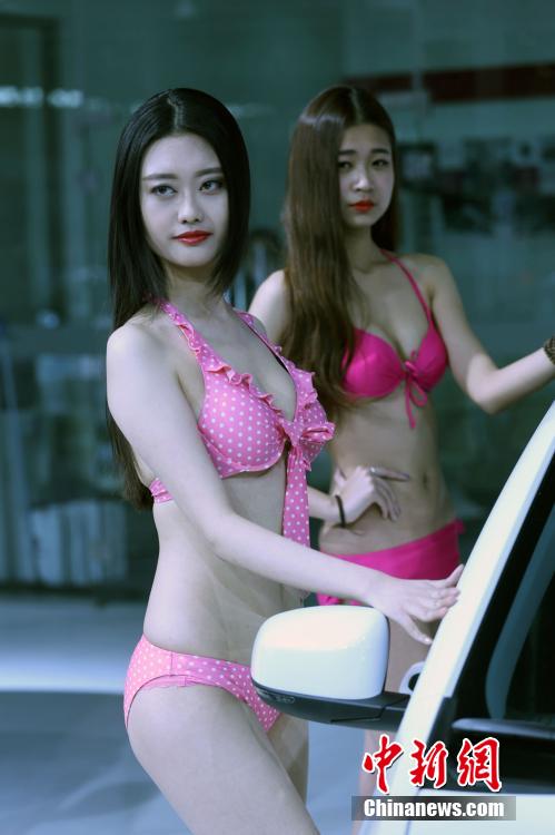 鄭州國(guó)際車展開(kāi)幕 嫩模走秀引圍觀 鄭州國(guó)際車展開(kāi)幕 嫩模走秀引圍觀