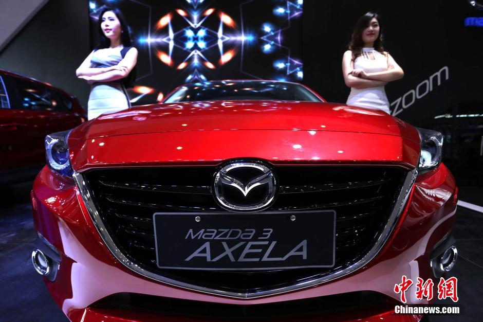 鄭州國(guó)際車展開(kāi)幕 嫩模走秀引圍觀 鄭州國(guó)際車展開(kāi)幕 嫩模走秀引圍觀