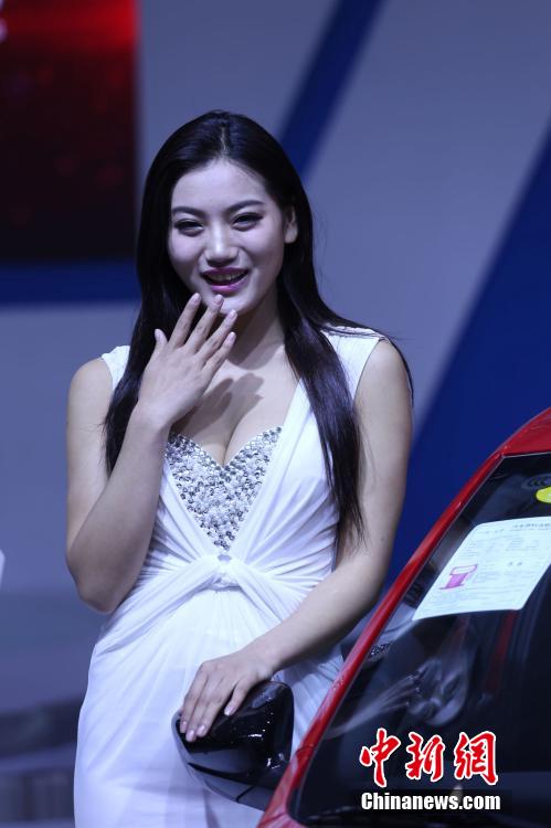 鄭州國(guó)際車展開(kāi)幕 嫩模走秀引圍觀 鄭州國(guó)際車展開(kāi)幕 嫩模走秀引圍觀