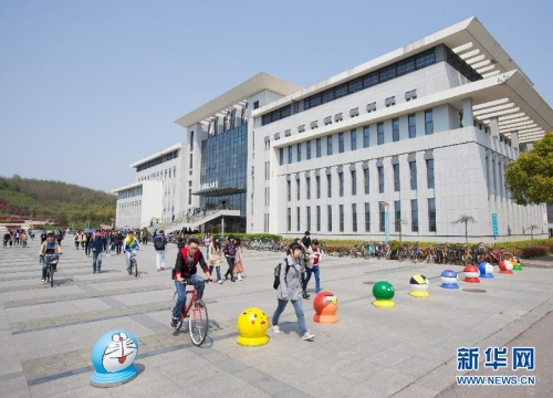 大學校園現(xiàn)卡通路障