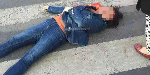 女子過路闖紅燈遭協(xié)管員鐵錘爆頭 女子過路闖紅燈遭協(xié)管員鐵錘爆頭