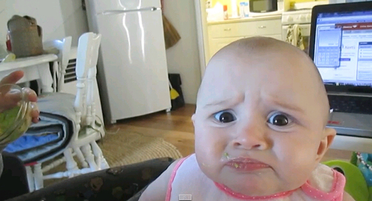 外國(guó)寶寶初嘗鱷梨表情萌翻網(wǎng)友