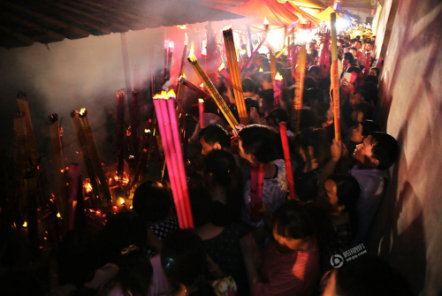 高三陪讀家長搶拜“神樹” 高三陪讀家長搶拜“神樹”