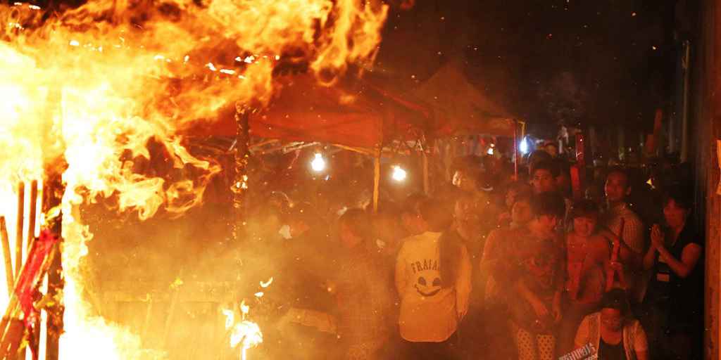 高三陪讀家長搶拜“神樹” 高三陪讀家長搶拜“神樹”