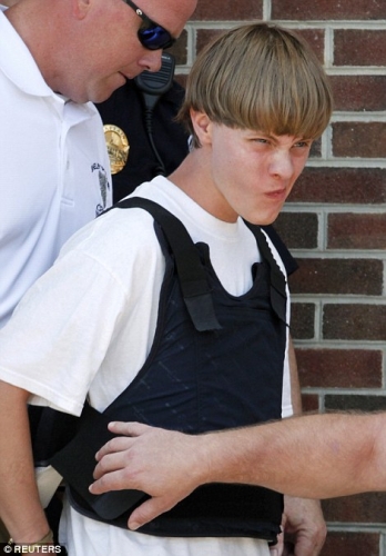 這個(gè)白人男子沖進(jìn)教堂殺死9名黑人 這個(gè)白人男子沖進(jìn)教堂殺死9名黑人