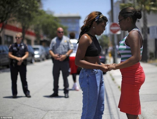 這個(gè)白人男子沖進(jìn)教堂殺死9名黑人 這個(gè)白人男子沖進(jìn)教堂殺死9名黑人