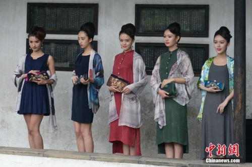 美女旗袍走秀拙政園 展融合之美 美女旗袍走秀拙政園 展融合之美