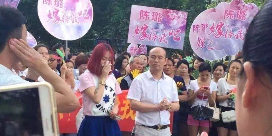 60后大叔成功求婚90后蘿莉 60后大叔成功求婚90后蘿莉