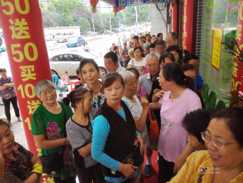 武漢商店促銷 80歲太婆凌晨4點(diǎn)排隊(duì) 武漢商店促銷 80歲太婆凌晨4點(diǎn)排隊(duì)