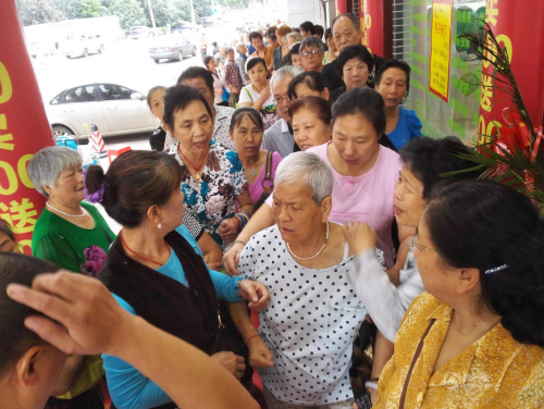武漢商店促銷 80歲太婆凌晨4點(diǎn)排隊(duì) 武漢商店促銷 80歲太婆凌晨4點(diǎn)排隊(duì)