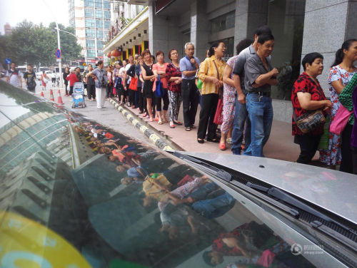 武漢商店促銷 80歲太婆凌晨4點(diǎn)排隊(duì) 武漢商店促銷 80歲太婆凌晨4點(diǎn)排隊(duì)