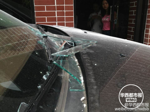 油門當剎車 越野車差點沖進理發(fā)店