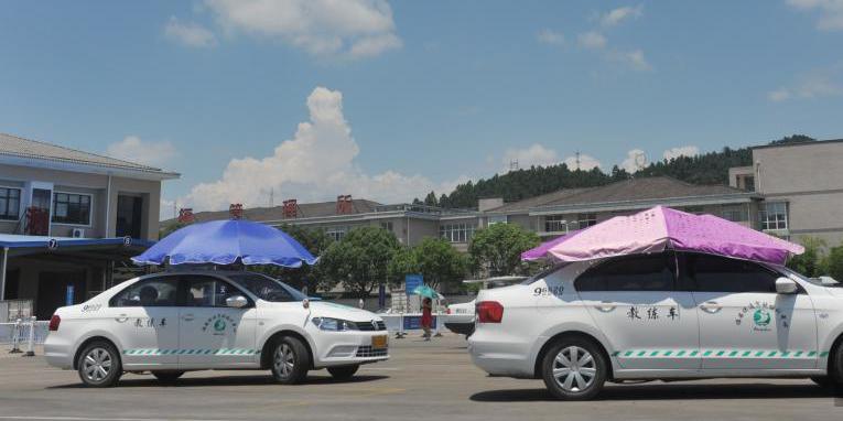 杭州一駕?，F(xiàn)遮陽(yáng)新招 教練車(chē)車(chē)頂撐傘