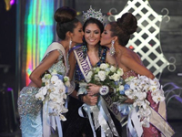 變性人選美落幕 三甲熱情擁吻