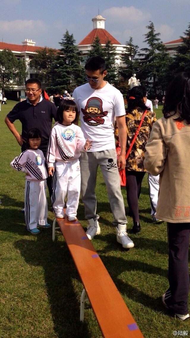 陸毅攜女參加親子運動會同做游戲