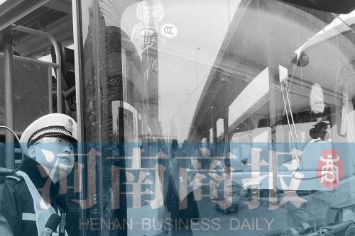 交警在查驗車前擋風(fēng)玻璃上貼的標(biāo)志