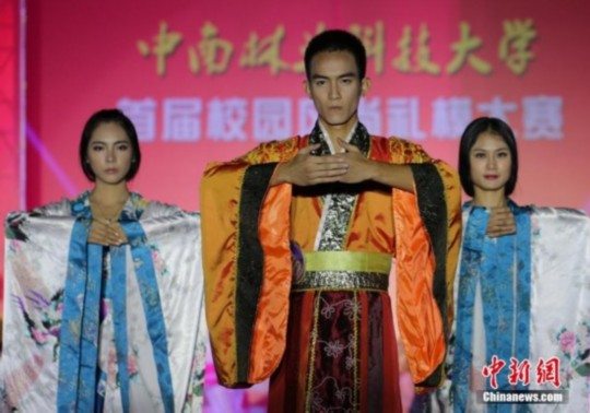 校花校草同臺示范中華禮儀 展現(xiàn)漢服風(fēng)采