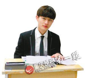 穿上正裝的女生更優(yōu)雅成熟了；男生常常被女生夸獎(jiǎng)長得帥。