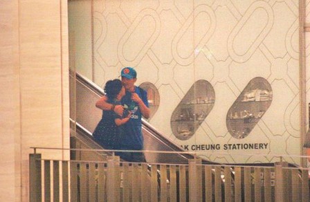 林憶蓮與小男友逛街吃飯，當(dāng)街摟抱親熱熱情如火。