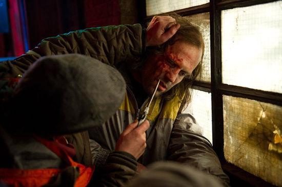 街頭圍毆，硬漢被困