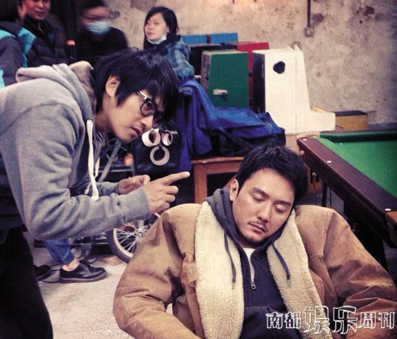 導(dǎo)演在認(rèn)真給演員說戲，演員聽得也很認(rèn)真。