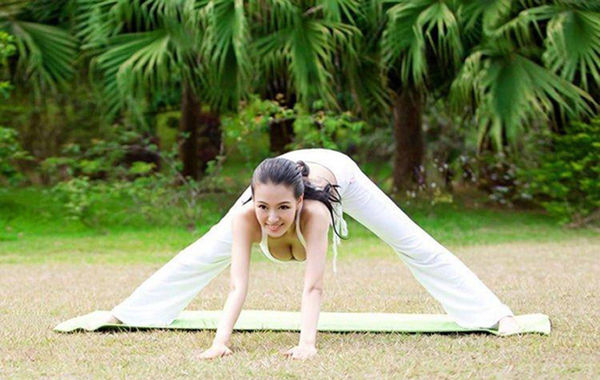 圖為瑜伽教母性感寫(xiě)真。