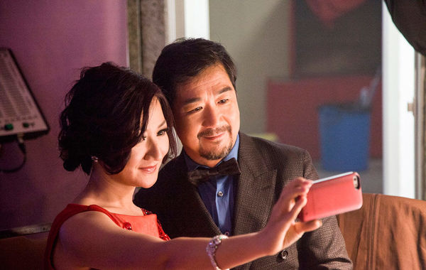 在主持晚會期間，張國立還與同場的女主持自拍合影。