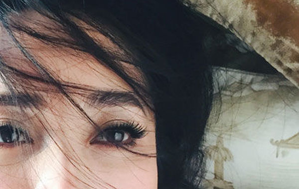 蔣勤勤吊帶美照。