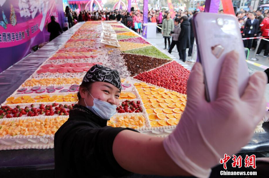有錢(qián)就是任性:巨型蛋糕亮相街頭 僅水果用去200公斤 有錢(qián)就是任性:巨型蛋糕亮相街頭 僅水果用去200公斤