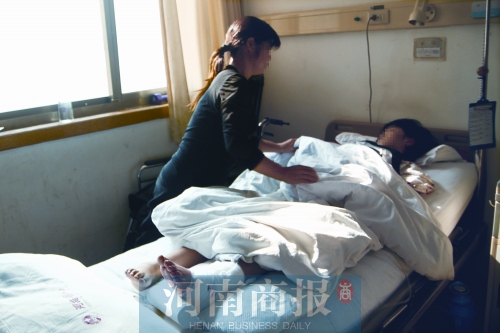 14歲的小美躺在病床上，左腿摔傷的部位還纏著繃帶