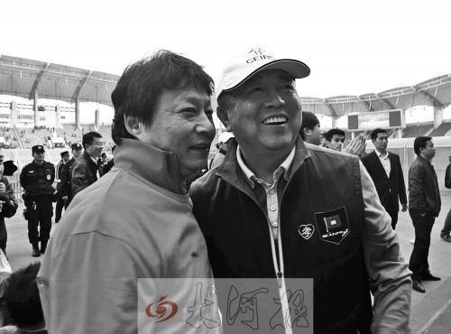 比賽結(jié)束后，老胡熱情擁抱老唐。