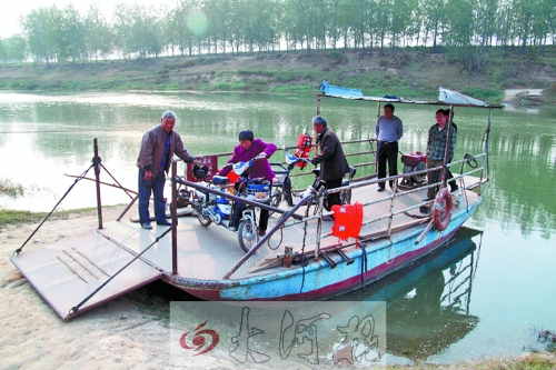 18年來，盛衛(wèi)川堅持每日如此，為河兩岸的人擺渡。