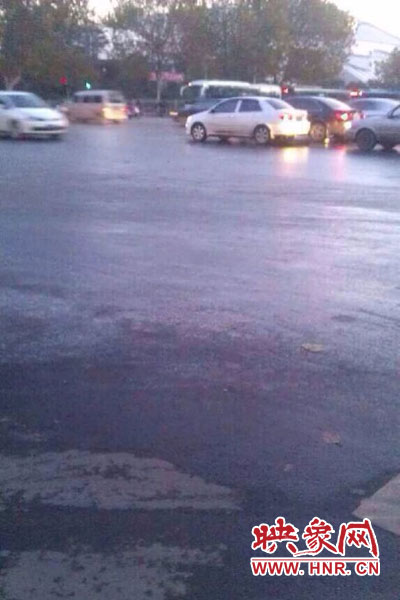 中原路與嵩山路交匯處路面因?yàn)⑺Y(jié)冰。（圖片來自網(wǎng)絡(luò)）